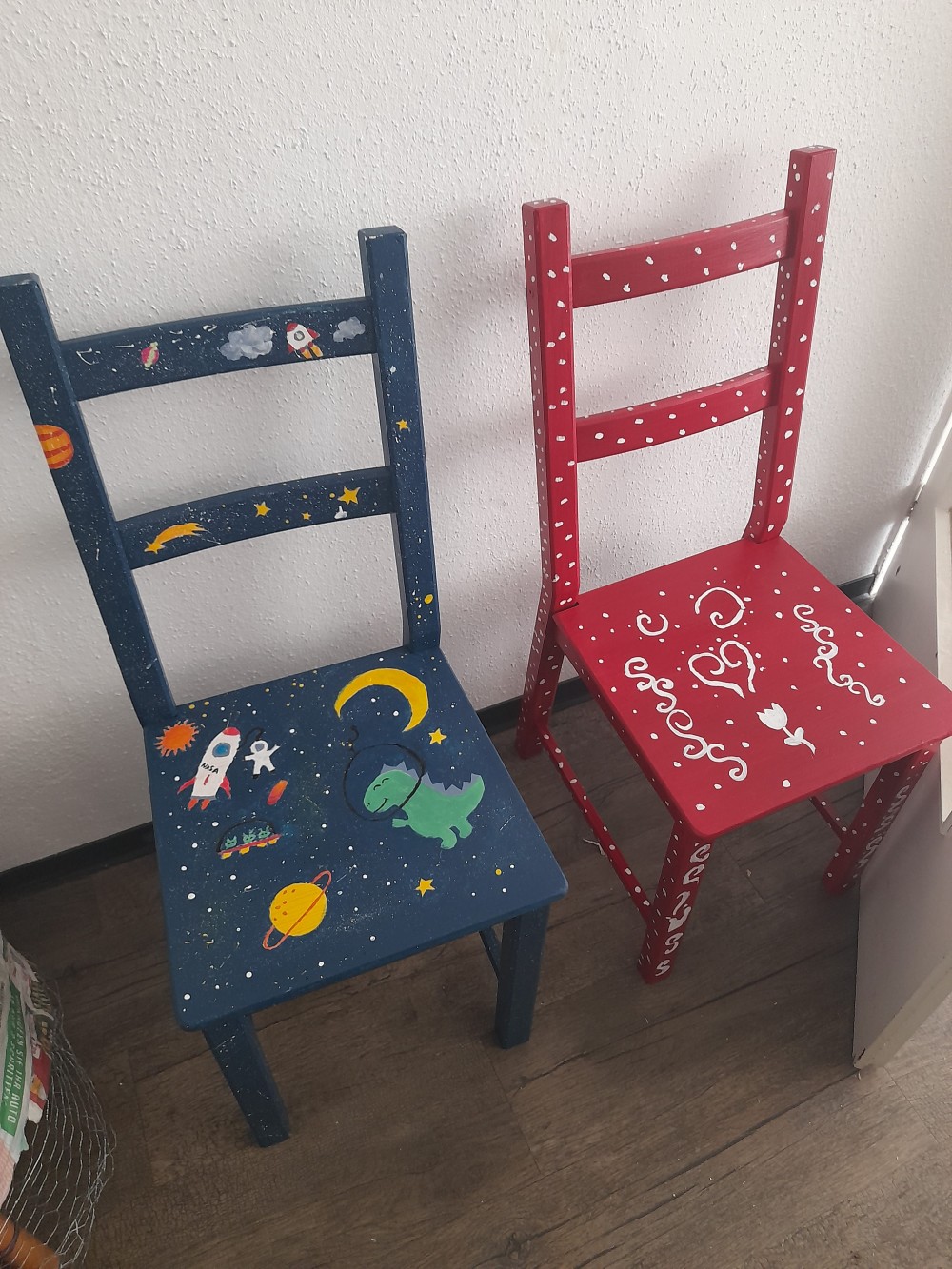 bunte Stühl Weltraum und rot