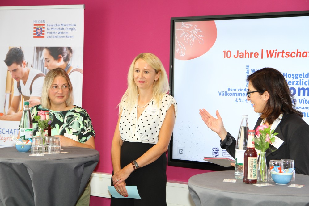von linksnach rechts Frau Daniela Rupprecht Frau Manuela Breuer und Frau Ioana Risch MA des BIldungswerks im Projekt Wirschaft integriert