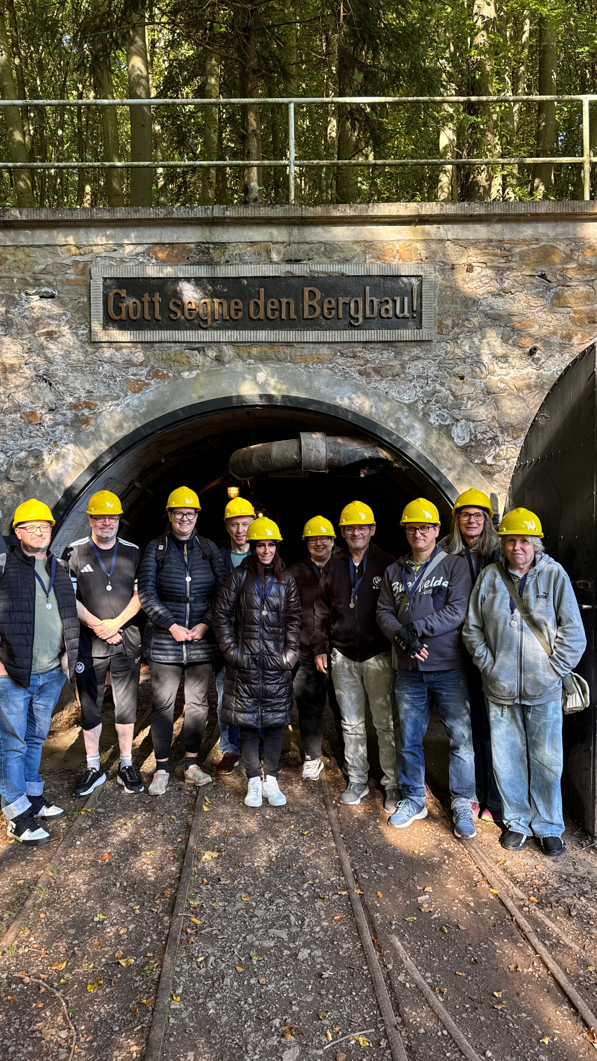 Teilnehmende von SOUL ü25 und ViA vor dem Eingang der Grube Fortuna in Solms-Oberbiel