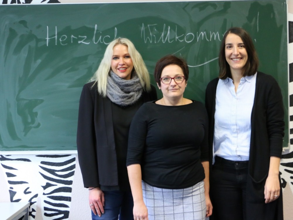 Geschafft: Agnieszka Bialas (Mitte) mit ihrer früheren Ansprechpartnerin Carola Trott (li.) und ihrer Vorgesetzten Nina Mariano. Sie freut sich, dass sie als Dozentin eine Anstellung beim Bildungswerk der Hessischen Wirtschaft gefunden hat. Fotos: Gaby Ri