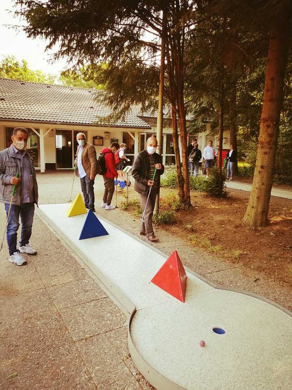 Teilnehmer spielen Corona gerecht Minigolf