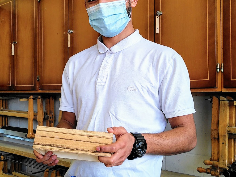 Jamshid 20 in der Holzwerkstatt