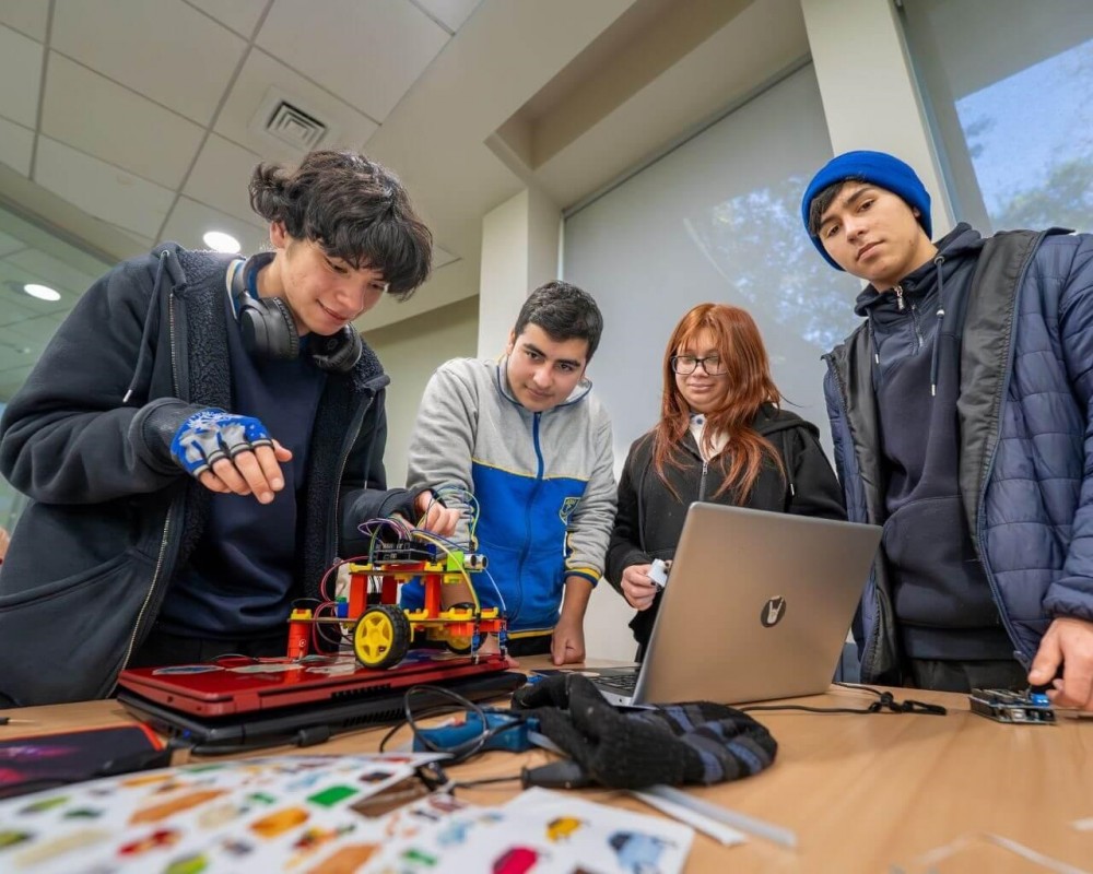Kinder programmieren Roboter